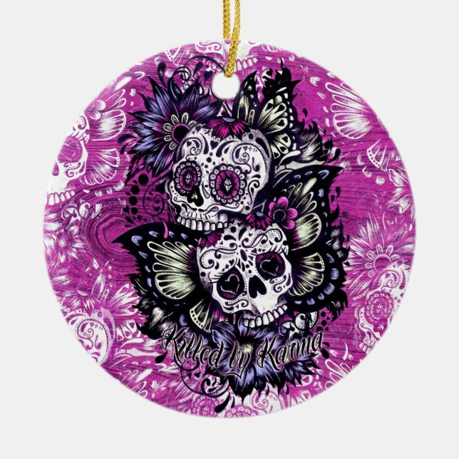 Schmetterlingszuckerschädel auf rosa hölzerner keramikornament (Vorne)
