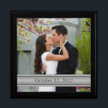 Schmuckbox für Hochzeitstifte aus Foto Geschenkbox<br><div class="desc">Sie können das Foto und den Text in diesem Foto Rahmen Schmuckkasten anpassen. Ideal für Hochzeit, Verlobung, Jubiläum oder Familienfeiern. Um Bild und Text zu ändern, verwenden Sie die Option Personalisieren. Um weitere Änderungen vorzunehmen, z. B. Textänderungen (Schriftart, Schriftart, Textplatzierung) oder die Platzierung des Fotos zu ändern, können Sie diese...</div>