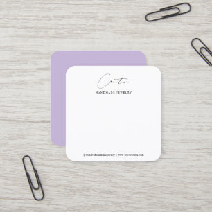 Schmuckdisplay mit weicher violetter handgeschrieb quadratische visitenkarte