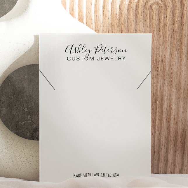 Schmuckhalterung mit schwarz-weißem Logo (Von Creator hochgeladen)