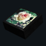 Schmuckschachtel für Weißrosen<br><div class="desc">Weiße Rose mit rosa Mitte auf dunklen Blätter druckend auf Kacheln. Ein besonderes Geschenk für jemanden in Erwägung zu ziehen? Man muss kein Handwerker oder Künstler sein. Ein Foto für Ihren Urlaub, Abschluss, Geburtstag, Ruhestand, Erwärmung - etc. funktioniert gut. Das Hinzufügen einer besonderen Nachricht schafft mehr als ein Geschenk -...</div>