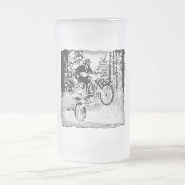 Schmutzfahrrad, das in das Holz sich dreht Mattglas Bierglas (Mittel)