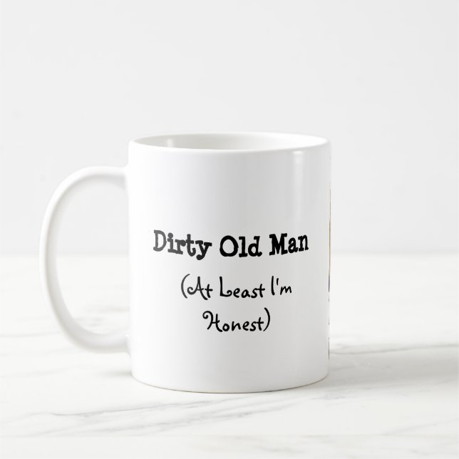 Schmutzige Tasse des alten Mannes (Links)