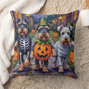 Schnauzer beim Süßigkeitenbetteln in Halloween-Kos Kissen
