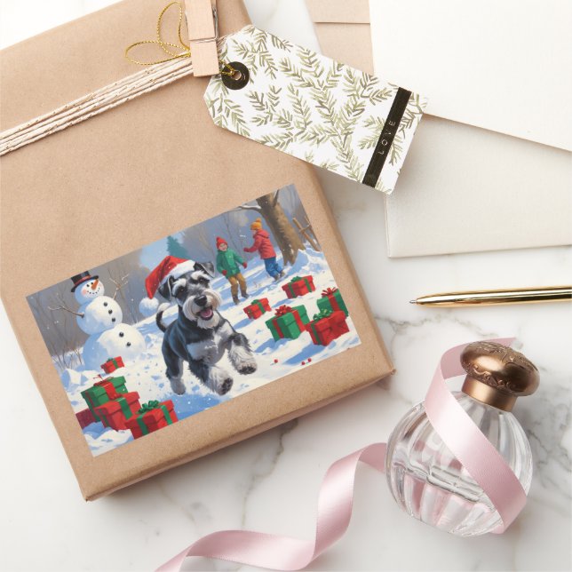 Schnauzer läuft im Schnee mit Weihnachtshut Rechteckiger Aufkleber (Schenken)