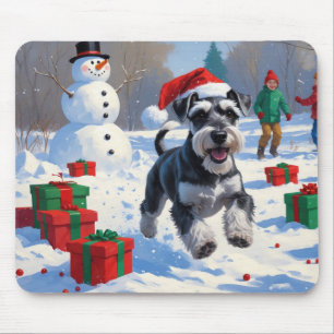 Schnauzer läuft im Schnee mit Weihnachtsmütze Mousepad