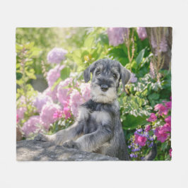 Schnauzer Welpe im blühenden Garten Fleecedecke