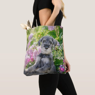 Schnauzer Welpe im blühenden Garten Tasche