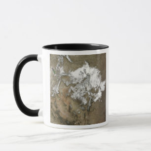 Schneabdeckungen die felsigen Berge in vereinigtem Tasse