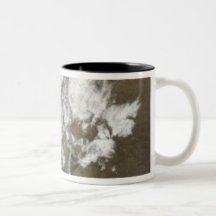 Schneabdeckungen die felsigen Berge in vereinigtem Zweifarbige Tasse