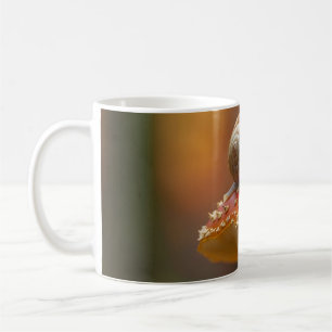 Schnecke auf dem Pilz niedliche Naturszene Kaffeetasse