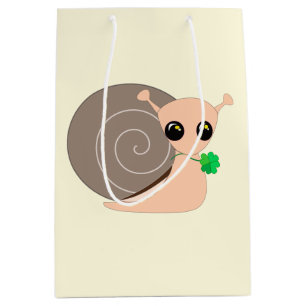 Schnecke mit Geschenktasche mit Kleeblatt Mittlere Geschenktüte
