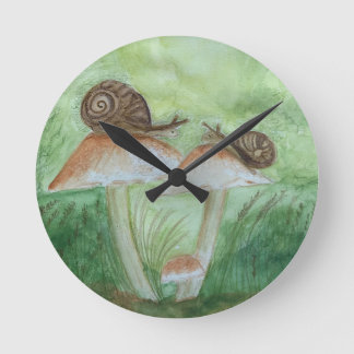 Schnecken auf Pilzen, Salbei Hintergrund Wanduhr