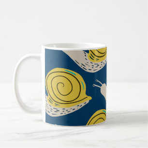 Schnecken Silhouetten: gelb, rosa Muster. Kaffeetasse