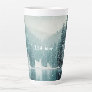 Schnee auf dem winterlichen Bergsee Milchtasse