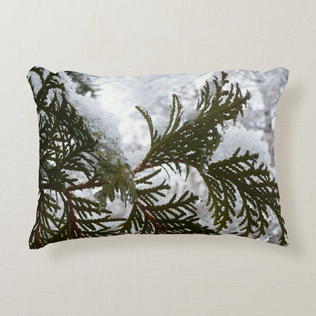 Schnee auf Evergreen Branchen Zierkissen (Vorderseite)