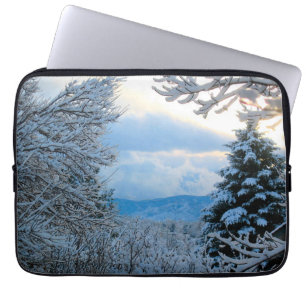 Schnee auf Pinien im Colorado Rocky Mountains Laptopschutzhülle