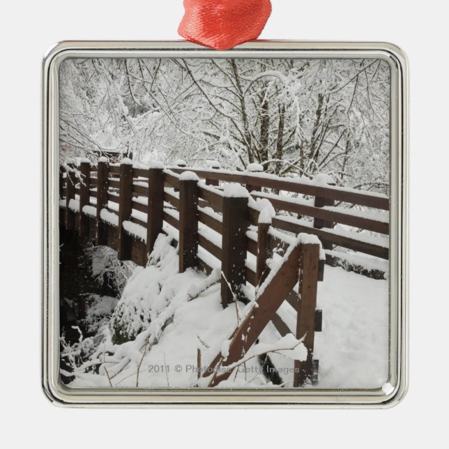 Schnee bedeckte hölzerne Brücke Ornament Aus Metall (Vorne)