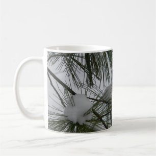 Schnee bedeckte Kiefern-Nadeln Kaffeetasse