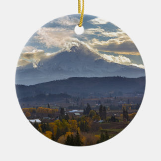 Schnee bedeckte Mt-Haube in Oregon-Herbstsaison Keramik Ornament
