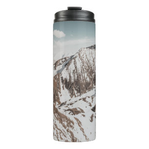 SCHNEE BEDECKTER BERG UNTER WEISSEN SCHWEINEN THERMOSBECHER