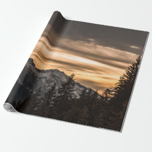 SCHNEE BEDECKTER BERG WÄHREND DES SONNENS GESCHENKPAPIER