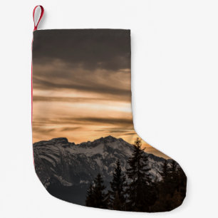 SCHNEE BEDECKTER BERG WÄHREND DES SONNENS KLEINER WEIHNACHTSSTRUMPF