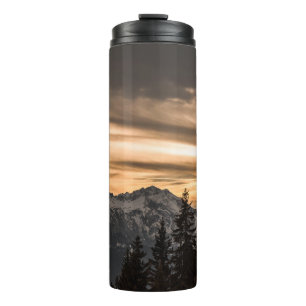 SCHNEE BEDECKTER BERG WÄHREND DES SONNENS THERMOSBECHER
