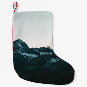 SCHNEE BEDECKTER BERG WÄHREND DES TAGES2 KLEINER WEIHNACHTSSTRUMPF