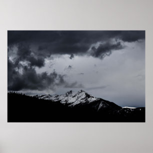 SCHNEE BERG UNTER DRAMATISCHEN SCHWANGERN POSTER