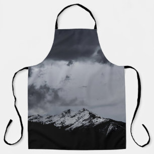 SCHNEE BERG UNTER DRAMATISCHEN SCHWANGERN SCHÜRZE
