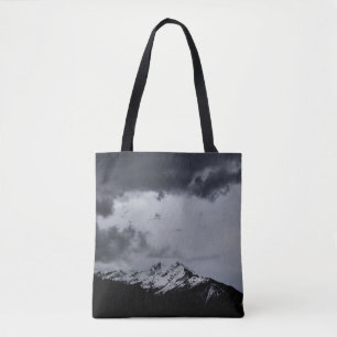 SCHNEE BERG UNTER DRAMATISCHEN SCHWANGERN TASCHE