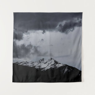 SCHNEE BERG UNTER DRAMATISCHEN SCHWANGERN WANDTEPPICH