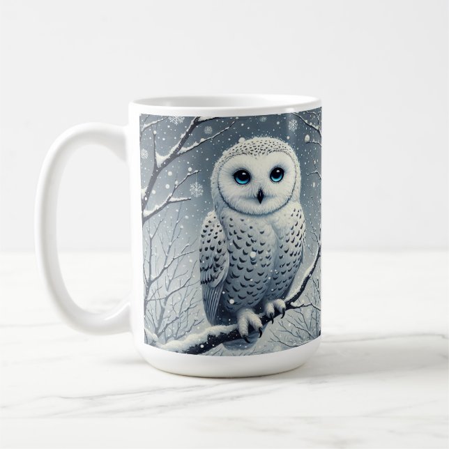 Schnee-Eule auf winterlichem Ast sitzend Kaffeetasse (Links)