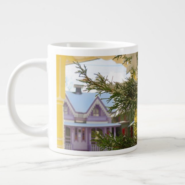 Schnee, Evergreen und Hütten - Martha's Vineyard Jumbo-Tasse (Links)