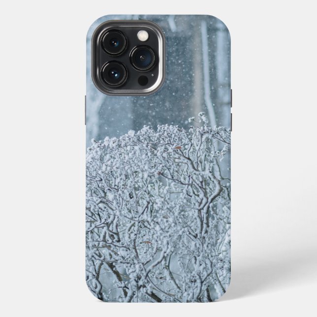 Schnee fällt in Bäumen iPhone 13 Pro Max Hülle (Rückseite)
