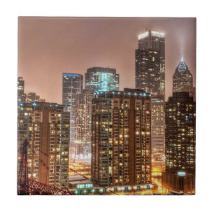 Schnee fällt über Skyline am Abend in Chicago Fliese