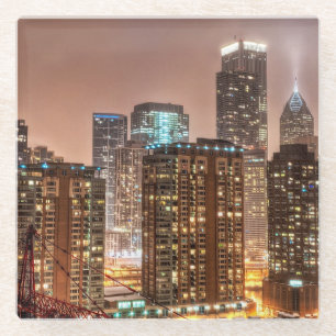 Schnee fällt über Skyline am Abend in Chicago Glasuntersetzer