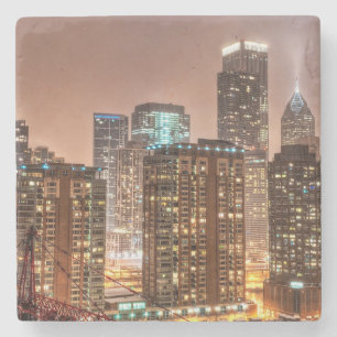Schnee fällt über Skyline am Abend in Chicago Steinuntersetzer