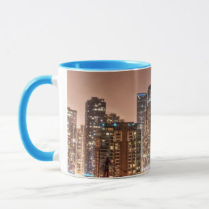 Schnee fällt über Skyline am Abend in Chicago Tasse