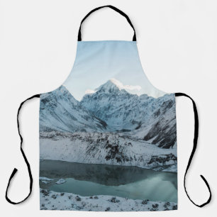SCHNEE GEDECKTER BERG IN DER NÄHE DES WASSERKÖRPER SCHÜRZE
