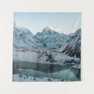 SCHNEE GEDECKTER BERG IN DER NÄHE DES WASSERKÖRPER WANDTEPPICH