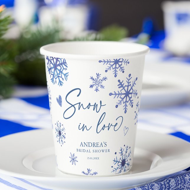 Schnee in der Liebe Schneeflocken Winter Brautpart Pappbecher (Snow in love dusty blue snowflakes winter bridal shower personalized paper cups customized decor)