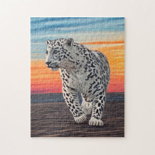 Schnee Leopard Wandern am Strand bei Sonnenunterga
