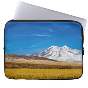 Schnee - mit einer Kappe bedeckte Berge und Puna Laptopschutzhülle