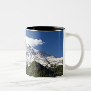 Schnee mit einer Kappe bedeckter Berg mit blauem Zweifarbige Tasse