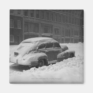 Schnee mit einer Kappe bedecktes Auto auf Straße Magnet