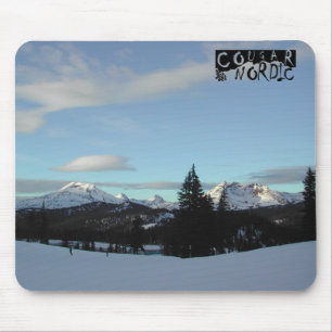 Schnee mit einer Kappe bedecktes mousepad