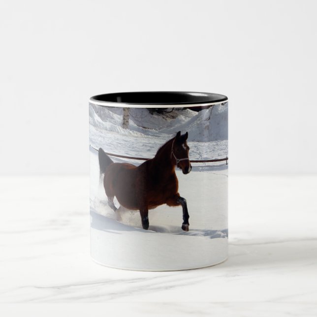 Schnee-Pferd Zweifarbige Tasse (Mittel)