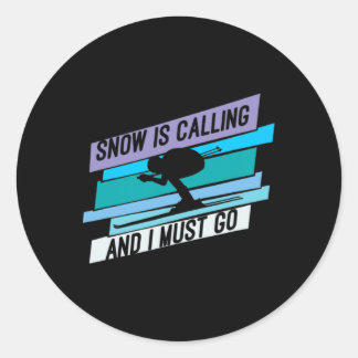 Schnee ruft und ich muss gehen - Skifahren bergab Runder Aufkleber